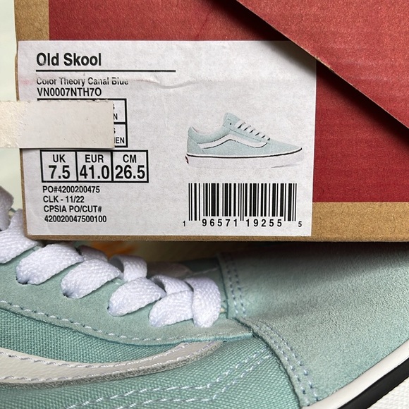 Vans WMNS Old Skool Color Theory Canal Biue
VN0007NTH70
Sneakers - Picture 2 of 16